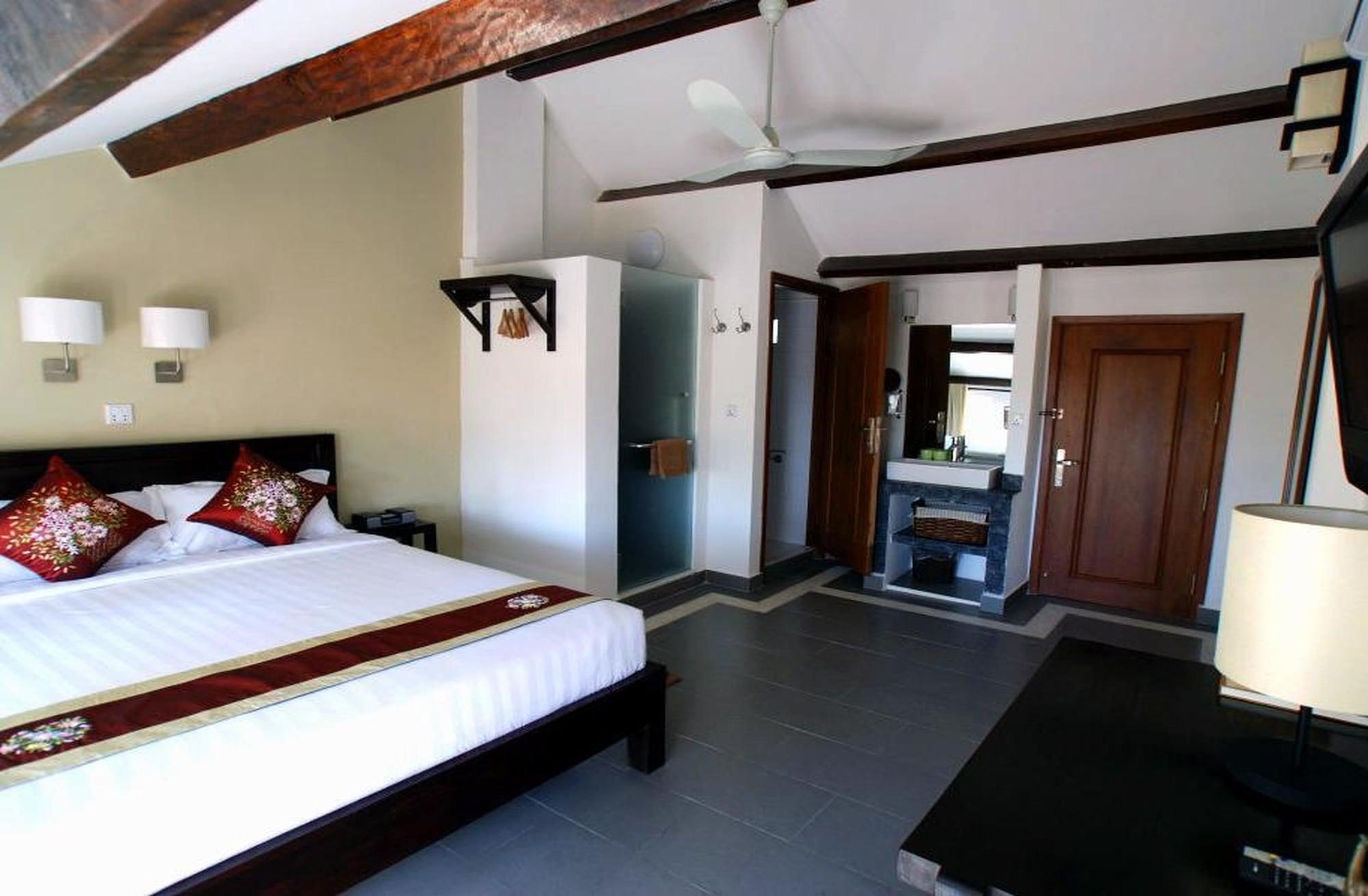 Hotel The Columns Kampot Exterior foto